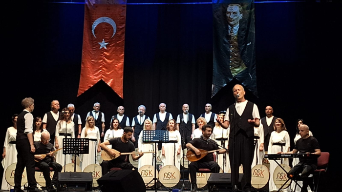 AŞK Korosu'ndan Teyyare Kültür Merkezi'nde Unutulmaz Türkü Şöleni: Coşku Dolu Bir Gece Yaşandı!