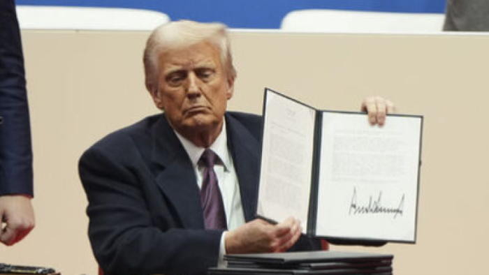 Aşırı Göçmen Gerilimleri Ortasında Trump'ın 12 Ülkeye Seyahat Yasağı Yürürlüğe Girdi