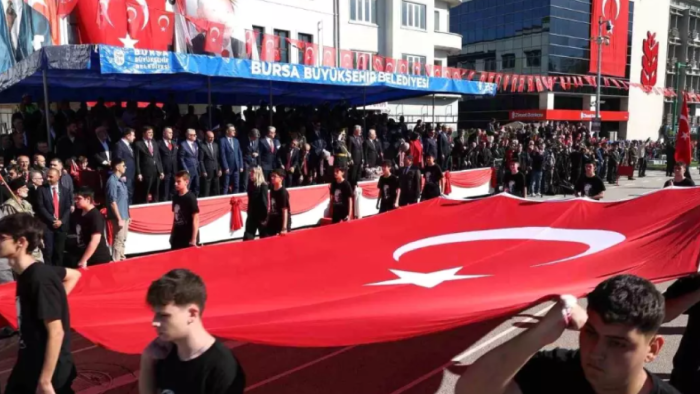 Bursa'da Cumhuriyet Coşkusu Zirve Yaptı: 102. Yıl Dönümü Görkemli Etkinliklerle Kutlandı