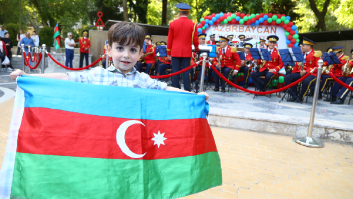 Azerbaycan Bağımsızlığının 107. Yılı Kutlanıyor: "Bir Kere Yükselen Bayrak, Bir Daha İnmez"