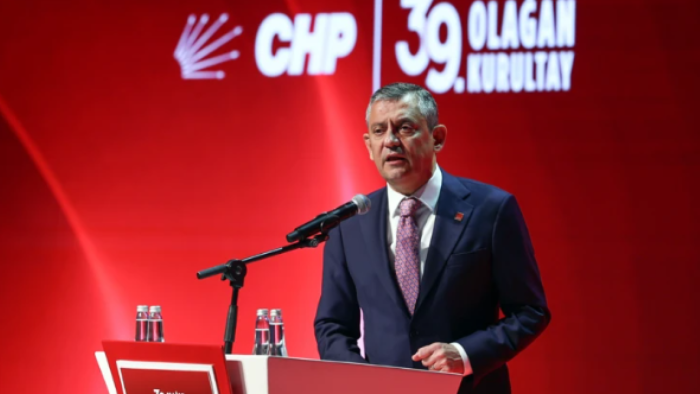 Özgür Özel, CHP'nin 39. Olağan Kurultayında Yeniden Genel Başkan Seçildi