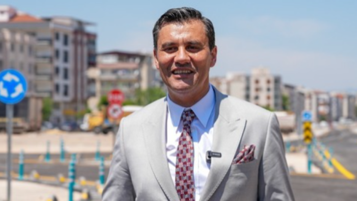 Manisa Büyükşehir Belediye Başkanı Ferdi Zeyrek Hayatını Kaybetti: Türkiye Yasa Boğuldu