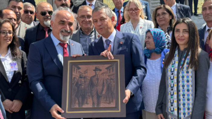 CHP İnegöl'den Genel Başkan Özgür Özel'e Anlamlı İnegöl Hediyesi