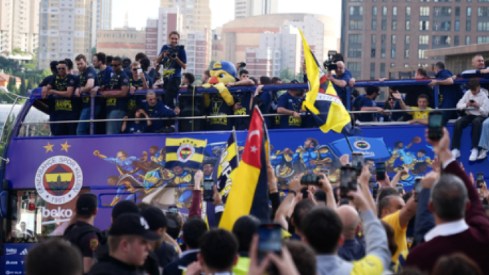 Fenerbahçe Beko'dan Euroleague Şampiyonluğu İçin Görkemli Kutlama: Bağdat Caddesi Sarı-Lacivert Coşkuya Boğuldu!