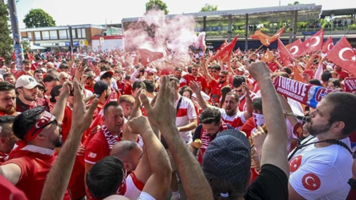 Hamburg'da Ay-Yıldızlılara Coşkulu Destek! Sokaklar Marşlarla İnledi