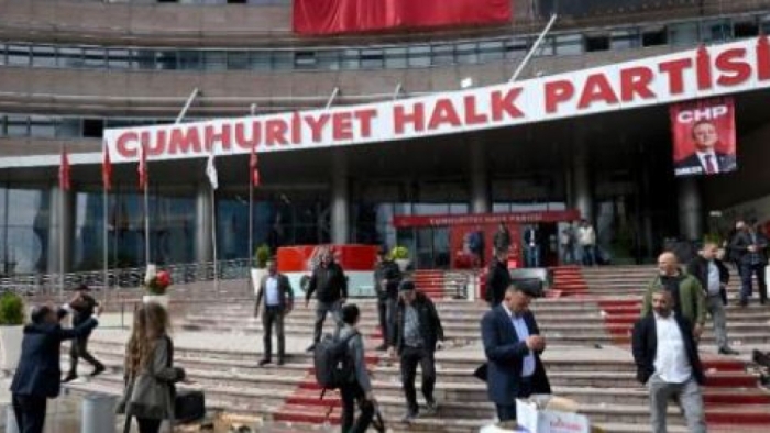 CHP Genel Merkezi'nde Tarihi "Kurultay Davası" Hareketliliği: Polis Müdahale Etti, Genel Merkez Tahliye Edildi