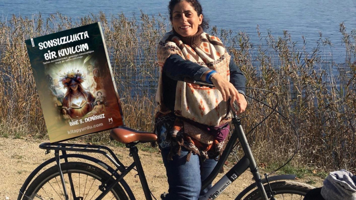 Bike S. Demirkız ile Zamanın İzinde: “Sonsuzlukta Bir Kıvılcım”ın Derinliklerine Yolculuk