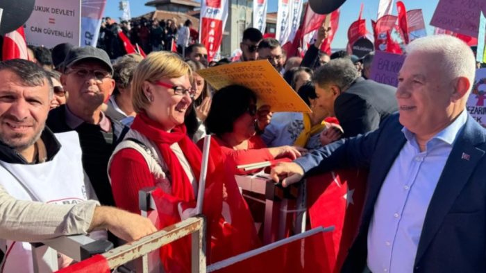 Bursa Büyükşehir Belediye Başkanı Mustafa Bozbey, ‘Teröre ve Şiddete Karşı Yaşam Hakkı Mitingi’ne Katıldı