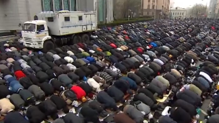 Moskova'da Bayram Namazı Coşkusu: 100 Binden Fazla Müslüman Camiye Sığmadı