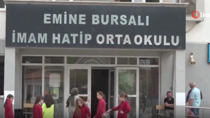 Emine Bursalı İmam Hatip Ortaokulu Öğrencileri Ata Tohumu Domates Yetiştiriyor!